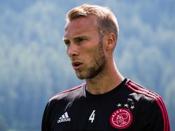 Mike van der Hoorn komt tot rust tijdens het trainingskamp van Ajax in Oostenrijk. (02-07-2015)