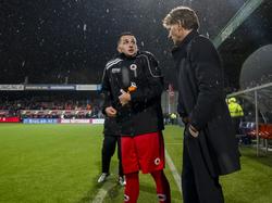 Jeff Stans (l.) praat met trainer Alfons Groenendijk na de verloren derby tegen Feyenoord. (28-11-2015)