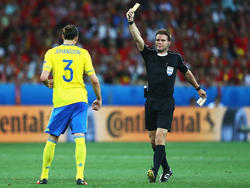 Schiedsrichter Dr. Felix Brych (r.) muss seine Karten wohl mindestens bis zum Viertelfinale in der Tasche behalten