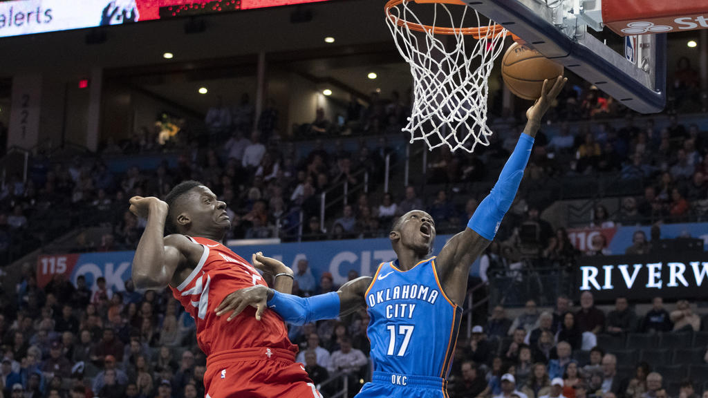 Dennis Schröder (r.) erzielte gegen Houston 14 Punkte Dennis Schröder (r.) erzielte gegen Houston 14 Punkte