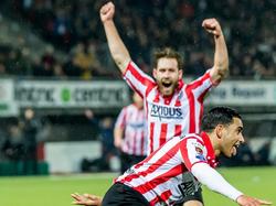 Thomas Verhaar (l.) kan zijn geluk niet op als teamgenoot Zakaria el Azzouzi (r.) de 2-1 maakt tegen sc Heerenveen. (04-11-2016)