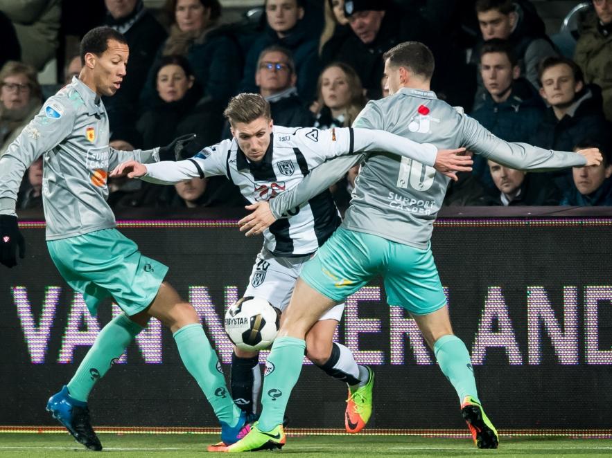 Peter van Ooijen (m.) wordt in het duel Heracles Almelo - Excelsior bestookt door zowel Ryan Koolwijk (l.) als Luigi Bruins (r.). (18-02-2017)