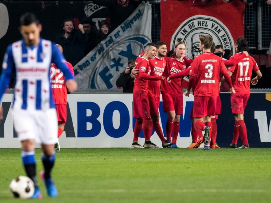 De spelers van FC Twente vieren de 1-0 tegen sc Heerenveen, Mateusz Klich scoort uit een penalty. (18-02-2017)