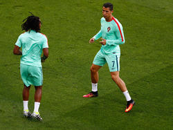 Während Ronaldo (r.) in Russland aufläuft, bleibt Renato Sanches nur die Zuschauerrolle