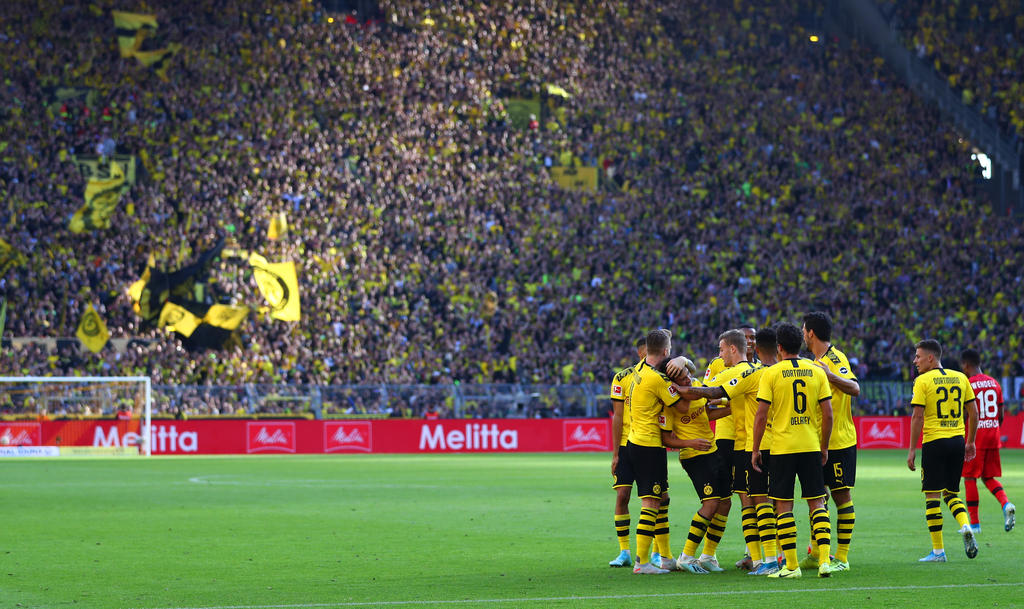 Dortmunds Spieler jubeln über den Sieg gegen Bayer Leverkusen