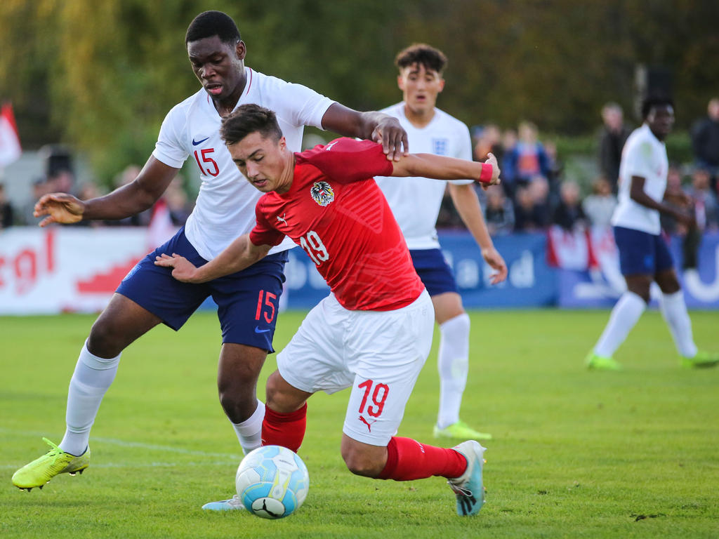 Zimmermann beim ÖFB-18-Test gegen Englands Mengi (ManUtd) Zimmermann beim ÖFB-18-Test gegen Englands Mengi (ManUtd)