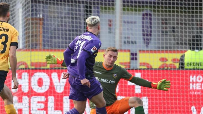 Osnabrücks Niklas Schmidt (m.) erzielte den Treffer zum 2:0 gegen Dresden