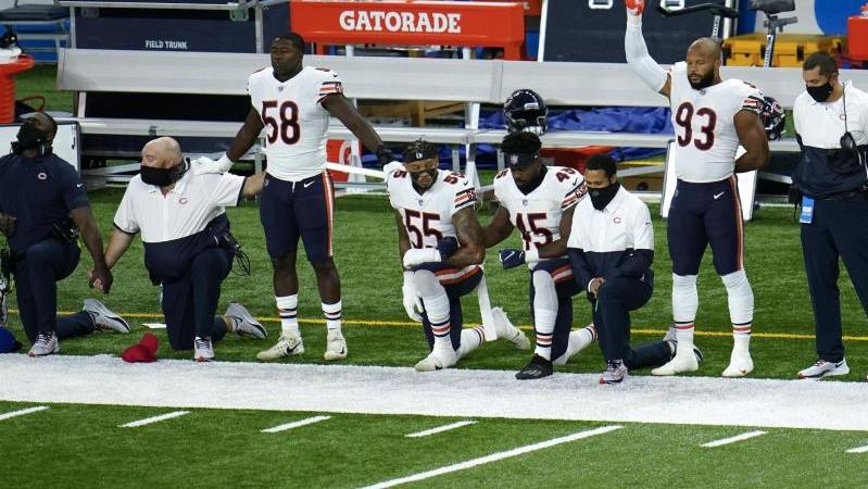 Die Spieler der Chicago Bears knien während der Nationalhymne in Solidarität mit der "Black Lives Matter"-Bewegung vor dem Spiel nieder Die Spieler der Chicago Bears knien während der Nationalhymne in Solidarität mit der "Black Lives Matter"-Bewegung vor dem Spiel nieder
