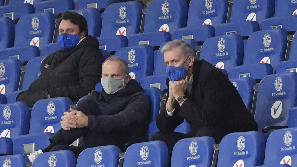 Auch Jochen Schneider (graue Maske) steht beim FC Schalke 04 in der Kritik