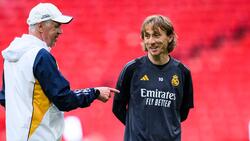 Mittelfeldspieler Luka Modric (r.) möchte in Madrid in den Ruhestand gehen.