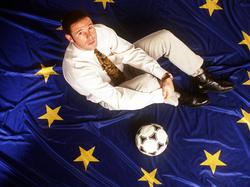Jean-Marc Bosman posa con la bandera de la Unión Europea. (Foto: Imago)