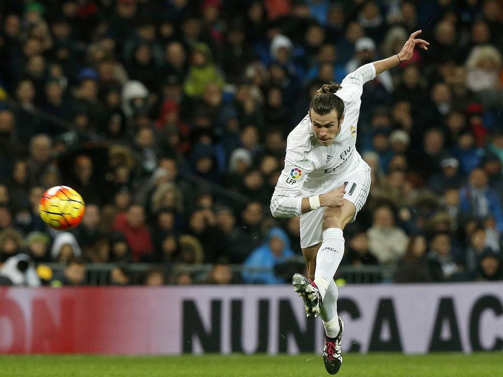 Gareth Bale lost een schot tijdens het competitieduel Real Madrid - Deportivo La Coruña. (09-01-2016)