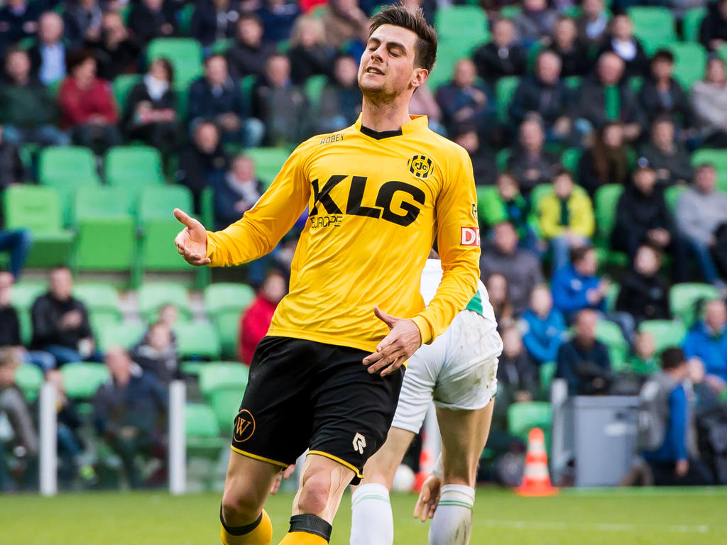 Tomi Jurić verzuimt om vlak voor rust Roda JC op een 0-1 voorsprong te zetten op bezoek bij FC Groningen. (19-04-2016)