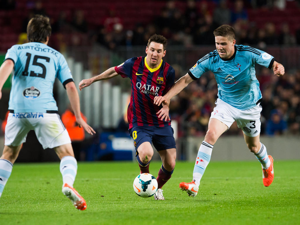 Lionel Messi (M.) vom FC Barcelona im Laufduell mit Andreu Fontas von Celta Vigo