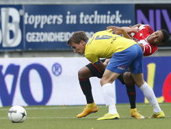 De invallers Erik Bakker (l.) en Jean-Paul Boëtius (r.) vechten een duel uit tijdens SC Cambuur - Feyenoord. (26-10-2014)