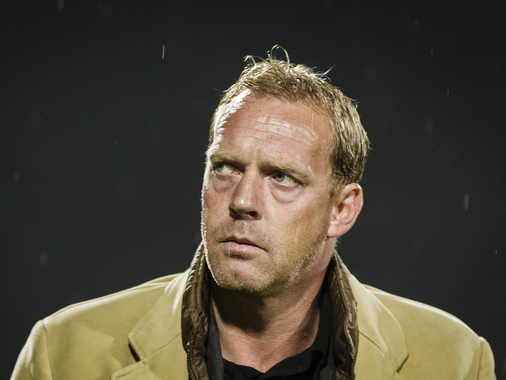 Peter van Vossen zoekt naar oplossingen tijdens Jong PSV Eindhoven - Fortuna Sittard. (20-10-2014)