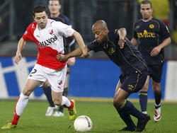 Lucian Sânmărtean (l.) wordt aan het shirt getrokken door Nuelson Wau in het duel FC Utrecht - Roda JC. (19-11-2006)