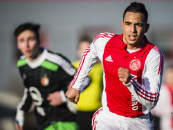 Zakaria El Azzouzi houdt zijn koppie bij het voetballen tijdens Feyenoord A1 - Ajax A1. (17-01-2015)