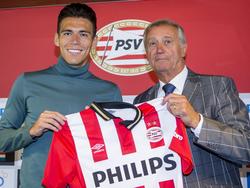 Héctor Moreno (l.) wordt gepresenteerd bij PSV. (17-08-2015)