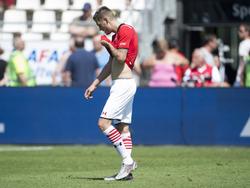 Jeffrey Gouweleeuw loopt teleurgesteld van het veld, nadat zijn ploeg in de eerste competitiewedstrijd van het seizoen hard onderuit gaat tegen Ajax. Het wordt 0-3 in Alkmaar. (09-08-2015)