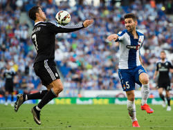 Ronaldo (izq.) controla la pelota ante la presión de Víctor Álvarez en la última visita. (Foto: Getty)