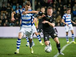 De negentienjarige Bart Straalman (l.) in duel met de Eredivisie-routinier Ramon Zomer (r.) die de dertig al gepasseerd is. (24-10-2015)