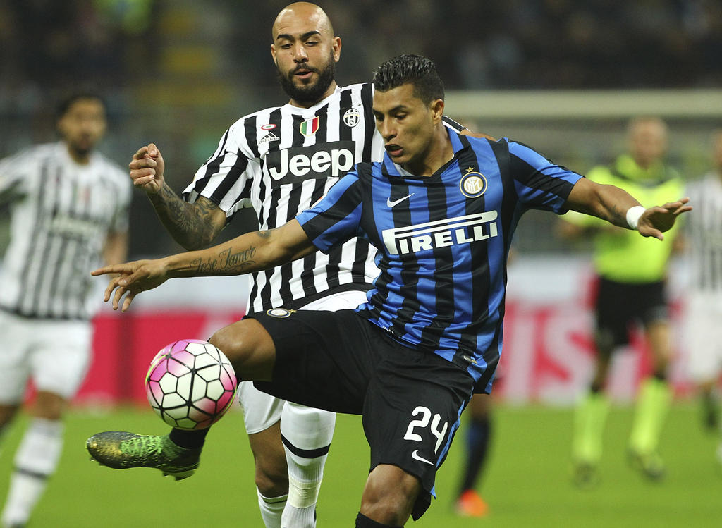 Murillo, del Inter, lucha con Zaza de la Juventus en el partido de San Siro. (Foto: Getty)