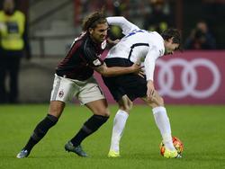 Marten de Roon (r.) rechts houdt Alessio Cerci van de bal. De Nederlander speelde tegen AC Milan in San Siro een geweldige wedstrijd en nam een punt mee naar huis (0-0). (07-11-2015)