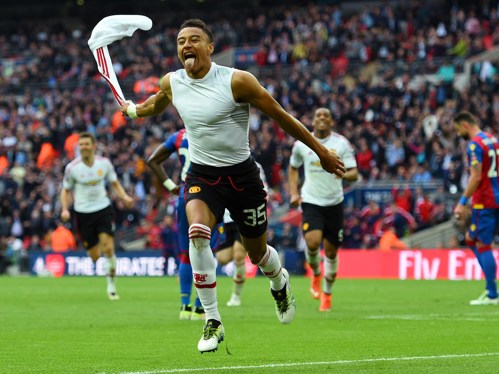 Manchester United staat met tien man, maar komt in de verlenging van de finale van de FA Cup tegen Crystal Palace op 2-1. Jesse Lingard is de maker van het doelpunt. (21-05-2016)