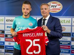 Bart Ramselaar wordt gepresenteerd bij PSV. De van FC Utrecht overgekomen middenvelder tekent in Eindhoven een vijfjarig contract. (18-08-2016)