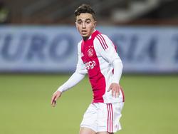 Abdelhak Nouri probeert het overzicht te bewaren tijdens Jong Ajax - FC Volendam. (22-04-2016)
