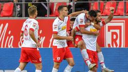 Torschütze Marco Grüttner von Jahn Regensburg (r) jubelt mit seinen Teamkollegen über seinen Treffer zum 2:1 gegen Heidenheim