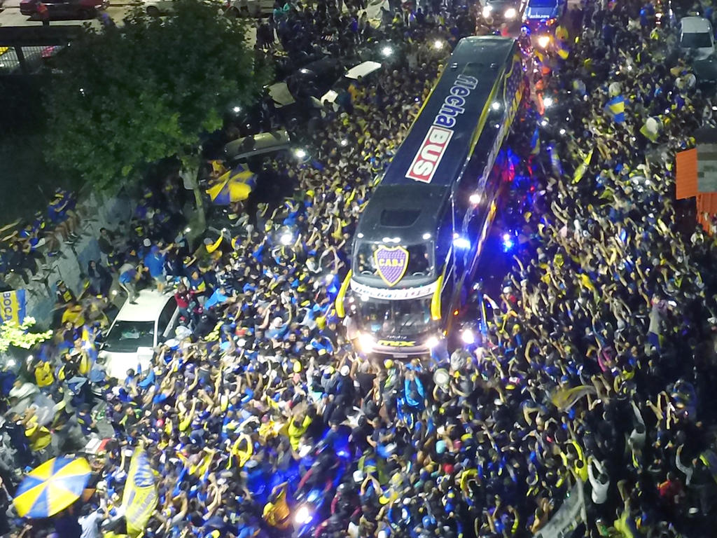 Los aficionados de Boca despiden a sus jugadores en las calles. (Foto: Getty)