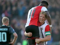 Doelpuntenmaker Dirk Kuyt (r.) bedankt de man van de assist Eljero Elia (l.) tijdens het competitieduel Feyenoord - Ajax (23-10-2016).
