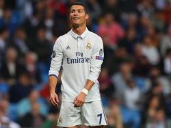 Cristiano Ronaldo heeft het goed naar zijn zin tijdens de Champions League-wedstrijd Real Madrid - Legia Warschau. (18-10-2016)