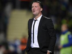 Stijn Vreven bekijkt de verrichtingen van Waasland-Beveren vanaf de zijlijn. De oefenmeester wordt later die maand ontslagen. (01-10-2016)