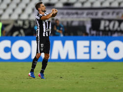 Así celebró Rodrigo Pimpão su gol que dio el triunfo al Botafogo. (Foto: Getty)