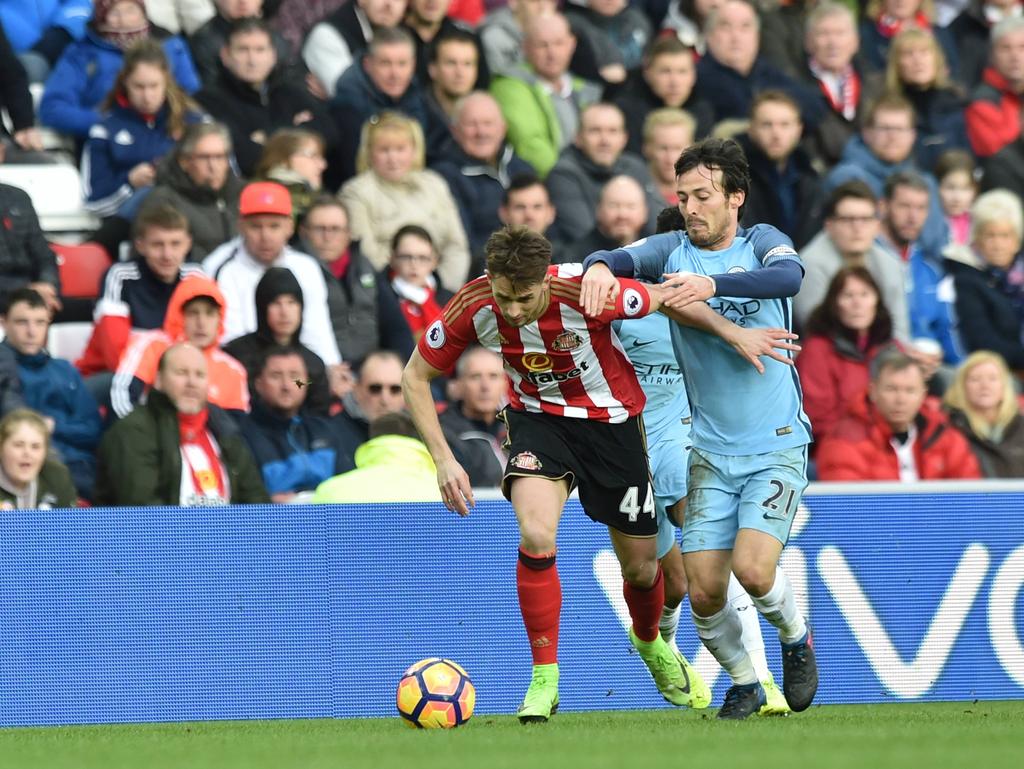 Adnan Januzaj (l.) probeert David Silva (r.) van zich af te schudden tijdens het competitieduel Sunderland AFC - Manchester City (05-03-2017).