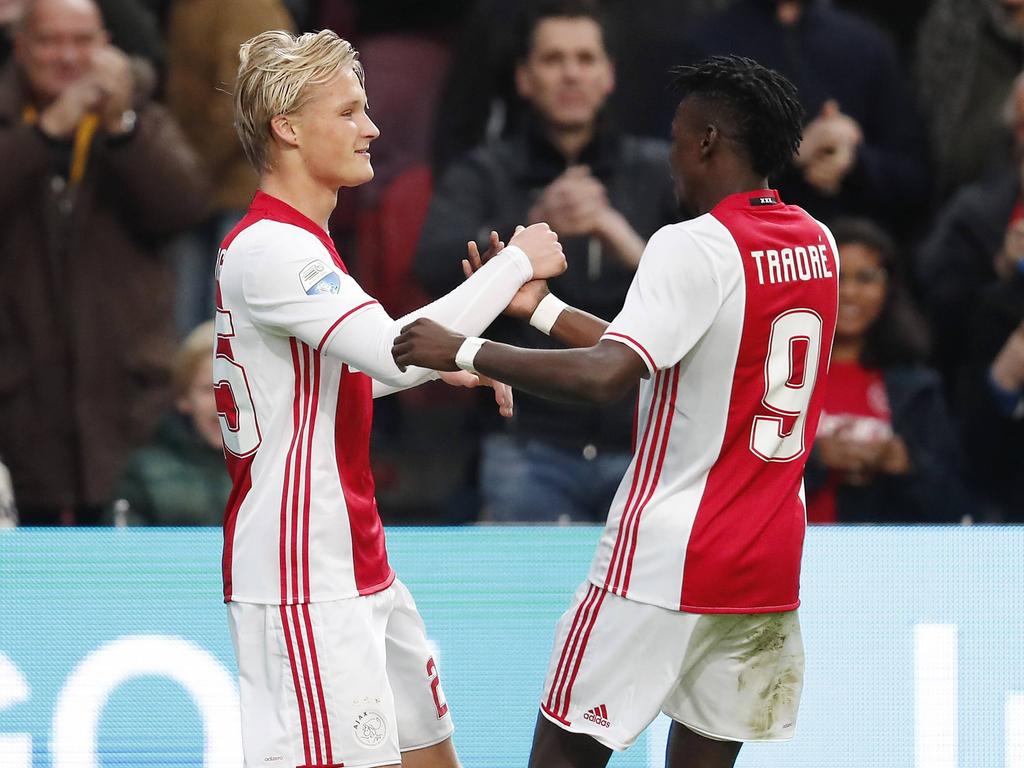 Kasper Dolberg (l.) maakt zijn derde van de middag en zet Ajax op 3-0 tegen NEC. (20-11-2016)