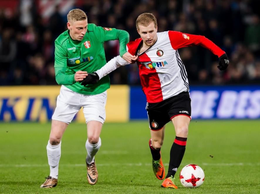 Simon Gustafson (r.) wordt door Joris Kramer (l.) aan het shirt getrokken tijdens de benefietwedstrijd tussen Feyenoord en FC Dordrecht. (22-03-2017)