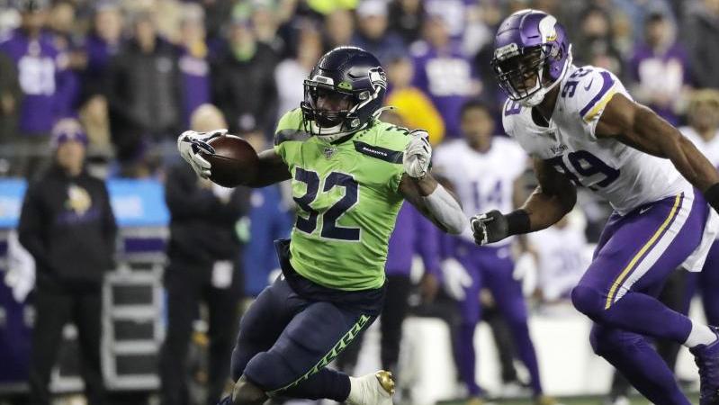 Chris Carson (l.) von den Seattle Seahawks enteilt Danielle Hunter von den Minnesota Vikings Chris Carson (l.) von den Seattle Seahawks enteilt Danielle Hunter von den Minnesota Vikings