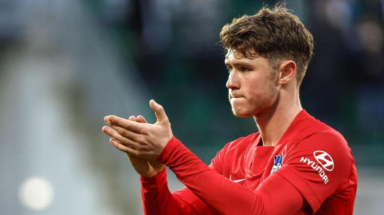 Abwehrtalent Linus Gechter hat sich mit Hertha BSC auf einen Vertrag bis zum 30. Juni 2025 geeinigt Abwehrtalent Linus Gechter hat sich mit Hertha BSC auf einen Vertrag bis zum 30. Juni 2025 geeinigt