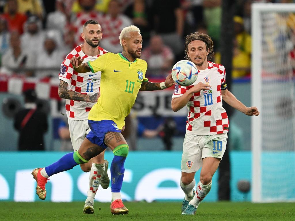 Neymar (M) traf gegen Kroatien zum 1:0 und erzielte sein insgesamt 77. Tor für Brasilien