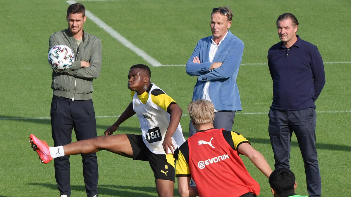 Youssoufa Moukoko erzielte drei Tore für den BVB beim FC Schalke 04 Youssoufa Moukoko erzielte drei Tore für den BVB beim FC Schalke 04
