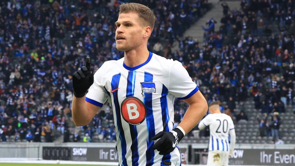 Florian Niederlechner trägt das Hertha-Trikot ohne Ärmelsponsor