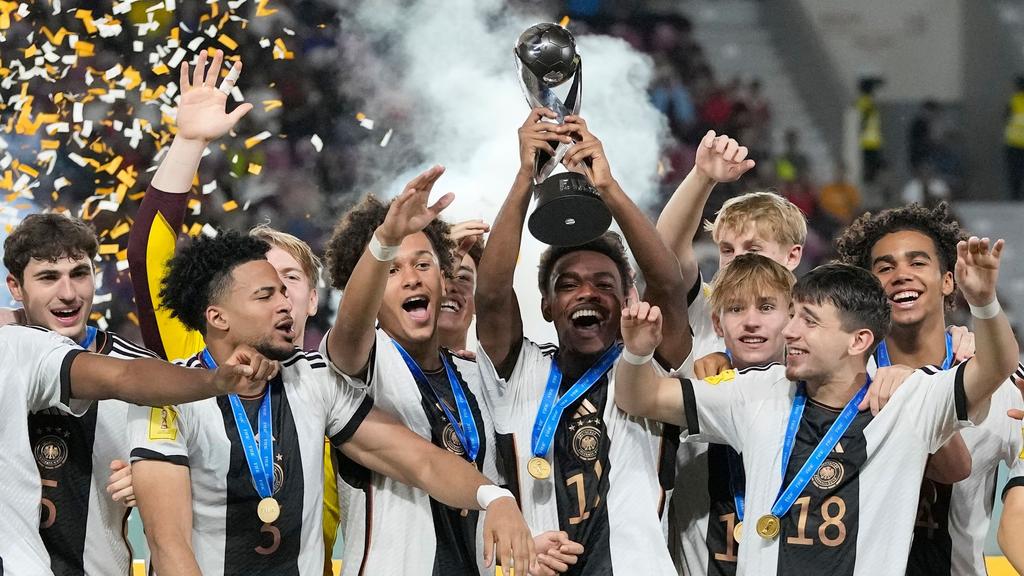 Die U17-Junioren feiern den Gewinn des WM-Titels.