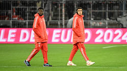 Feierten den Sieg des FC Bayern gegen Leipzig in Paris: Alphonso Davies und Jamal Musiala