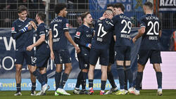 Die Profis des VfL Bochum feiern ein gegen den 1. FC Heidenheim