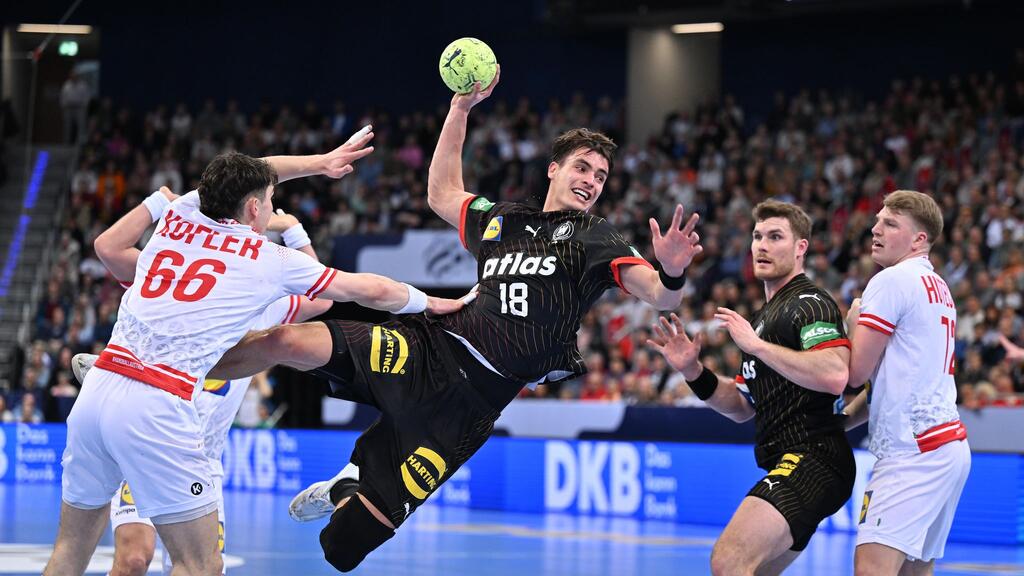 Julian Köster (M) übernimmt immer mehr Verantwortung bei den deutschen Handballern. 