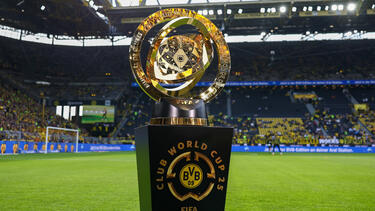 Der FC Bayern und BVB spielen um diese Klub-WM-Trophäe